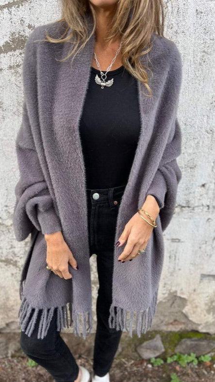 “Seraphine siyah püsküllü şal palto – kadın kışlık kaban”

“Seraphine gri şal hırka – sıcak tutan kışlık palto”